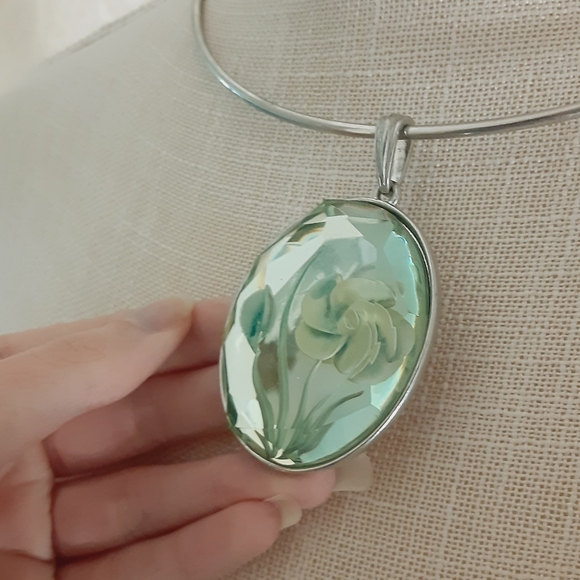 Floral Pendant Silver Tone Circle Necklace (C 1945) - Picture 2 of 6